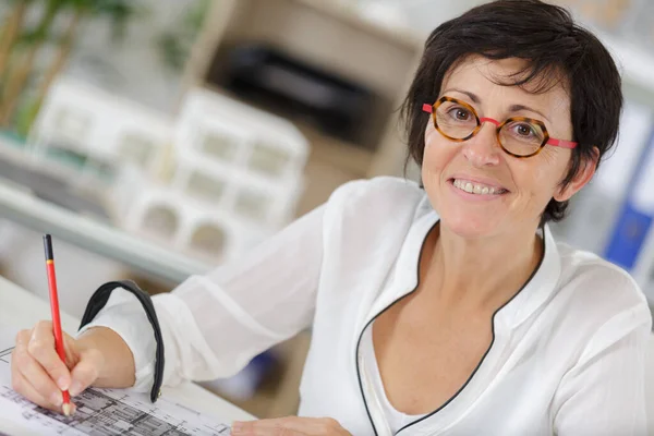 Mujer Mediana Edad Feliz Dibujo Oficina Diseño —  Fotos de Stock