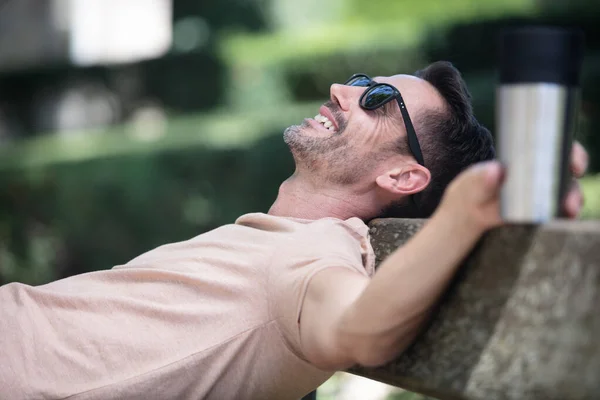 Mann Sitzt Auf Der Bank Und Genießt Die Natur — Stockfoto