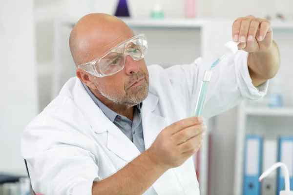 Male Researcher Holding Dropper Test Tube — Stock Photo, Image
