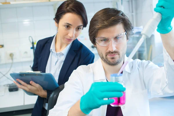Jonge Chemische Mannelijke Onderzoeker Werkt Samen Met Manager — Stockfoto