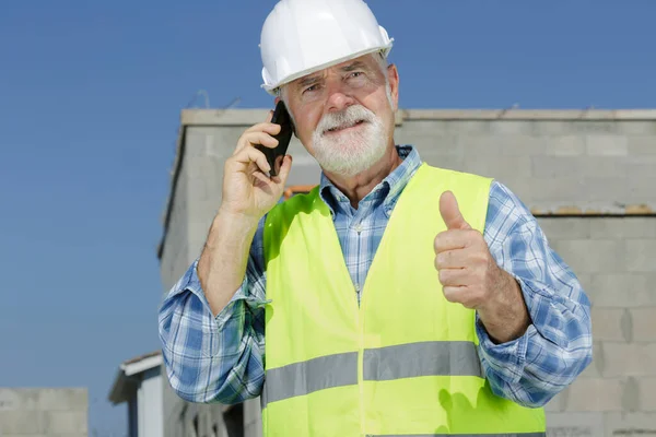 Ingeniero Senior Hombre Casco Hablando Teléfono Móvil — Foto de Stock