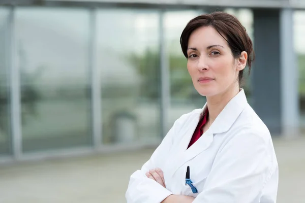 Porträtt Självsäker Kvinnlig Läkare Utomhus — Stockfoto