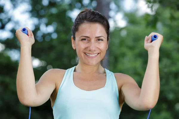 Bela Menina Fitness Com Uma Corda Pulando Parque — Fotografia de Stock