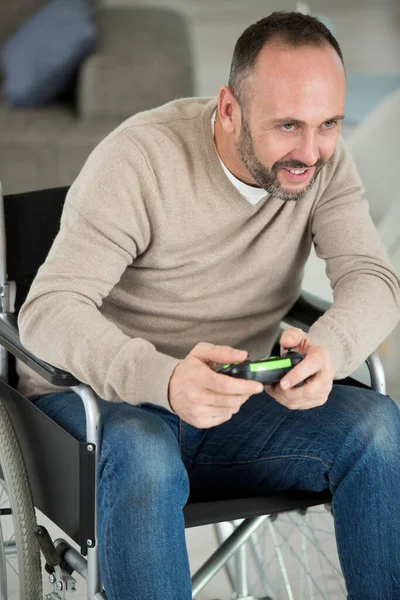 Hombre Discapacitado Jugando Juegos Ordenador Durante Rehabilitación —  Fotos de Stock