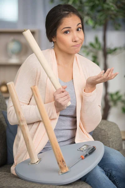Schöne Frau Kämpft Einen Stuhl Reparieren — Stockfoto