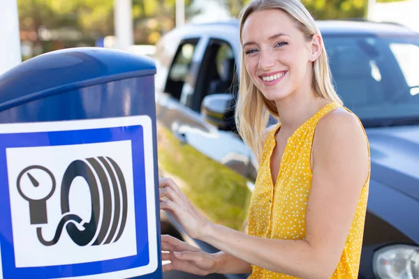 Mulher Feliz Verificando Pressão Pneu Carro — Fotografia de Stock