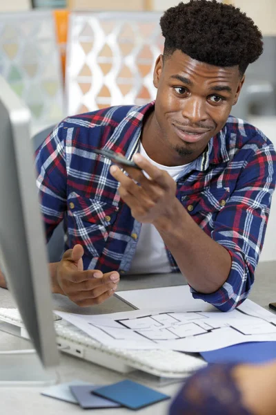 Architect Toont Zijn Klant Het Beeld Een Computerscherm — Stockfoto