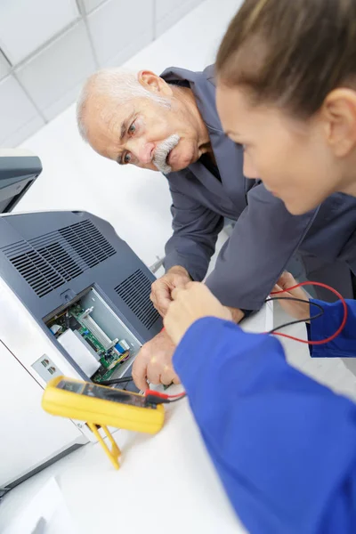 Werknemers Testen Apparaat Met Multimeter — Stockfoto