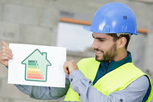 Homem Mostrando Gráfico Eficiência Energética — Fotografia de Stock