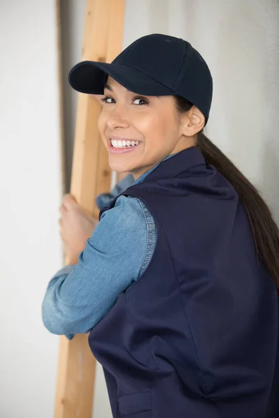 Mujer Feliz Con Tablón Madera Cinta Métrica — Foto de Stock