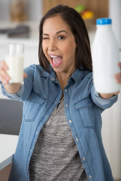 Frau Hält Flasche Milch Und Zwinkert — Stockfoto