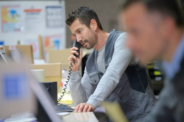 Hombre Negocios Teléfono Almacén — Foto de Stock