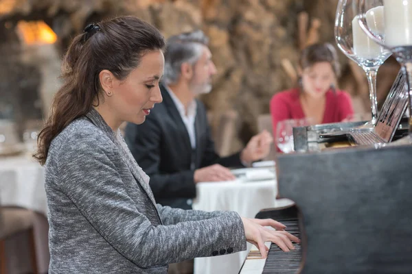 Frau Spielt Straßencafé Auf Einem Alten Klavier — Stockfoto