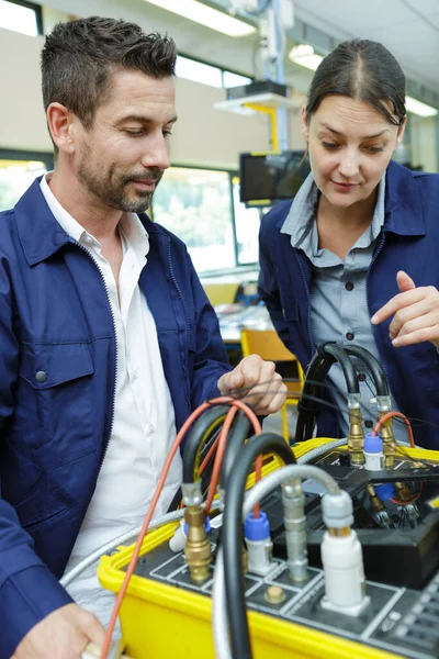 Porträt Von Technikern Die Mit Kabeln Arbeiten — Stockfoto