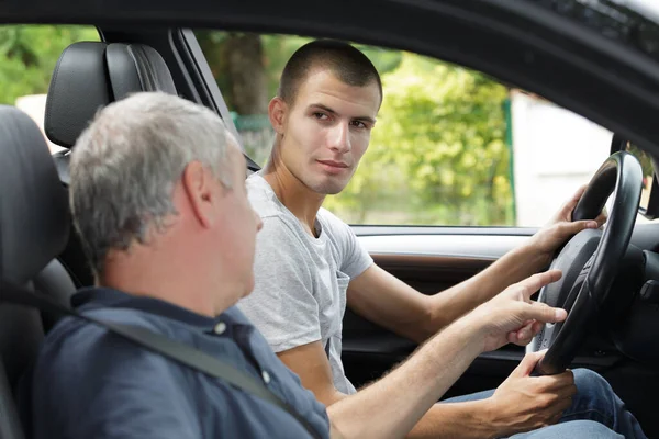 Vater Bringt Sohn Das Autofahren Bei — Stockfoto