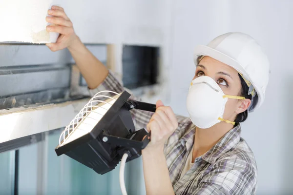 Mujer Inspeccionando Agujero Pared Usando Una Máscara — Foto de Stock