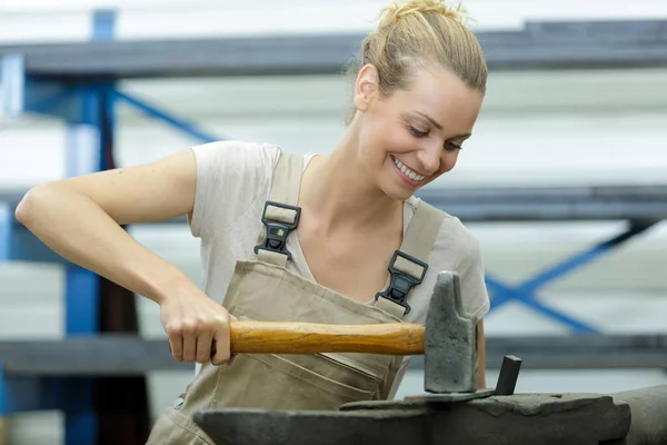 Kvinnliga Arbetare Formar Metall Med Hammare Över Städet — Stockfoto