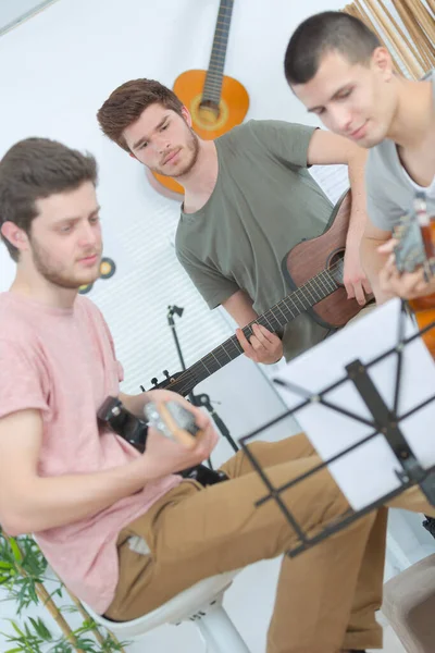 Muziekband Uitvoeren Een Opnamestudio — Stockfoto