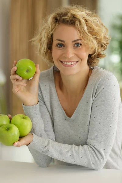 Mujer Feliz Con Manzanas Verdes — Foto de Stock