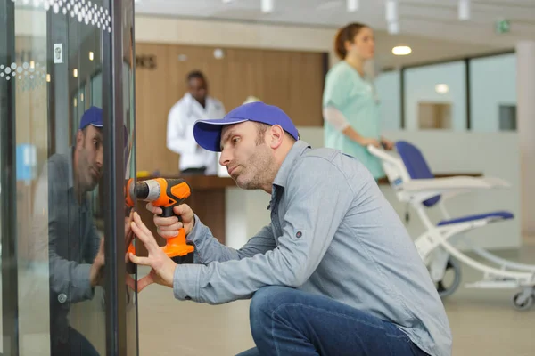 Człowiek Naprawa Automatu Przy Użyciu Śrubokrętu Szpitalu — Zdjęcie stockowe