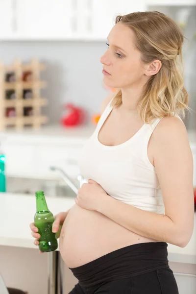 Uma Mulher Grávida Bebe Álcool — Fotografia de Stock