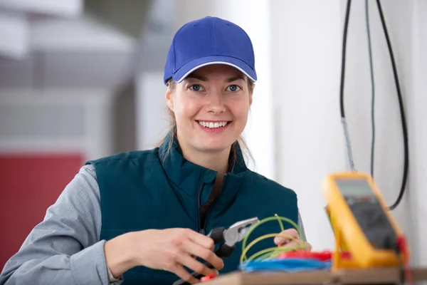 Mujer Feliz Técnico Sonriendo Cámara — Foto de Stock