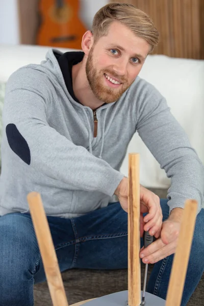 Jovem Bonito Homem Montando Cadeira Casa — Fotografia de Stock