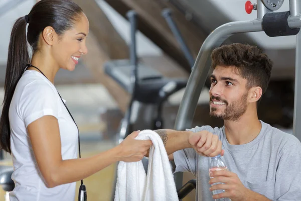 Pareja Joven Está Haciendo Ejercicio Gimnasio —  Fotos de Stock