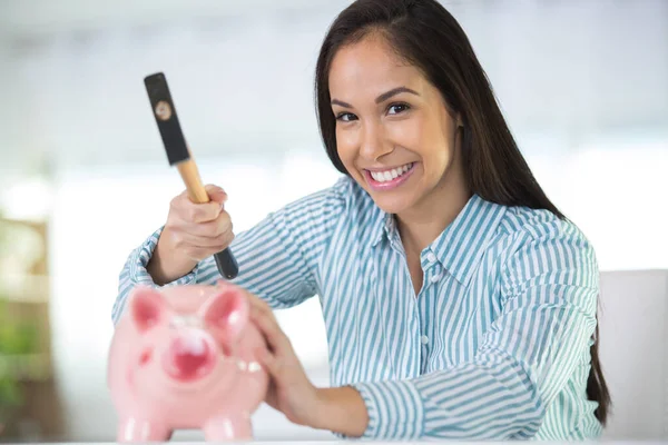 Sonriente Mujer Con Martillo Punto Sobre Piggybank —  Fotos de Stock