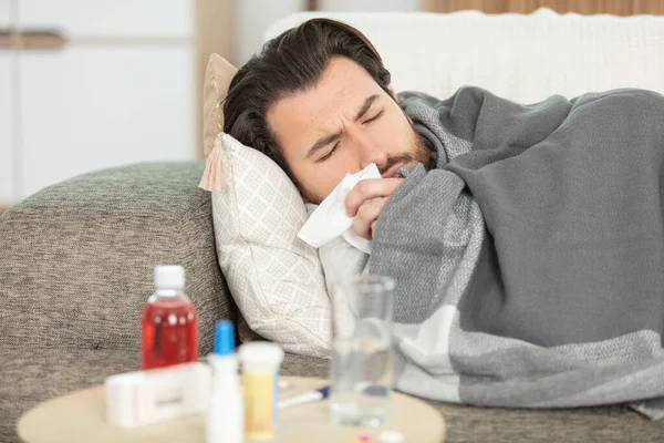 Homem Doente Com Gripe Deitado Sofá Casa — Fotografia de Stock