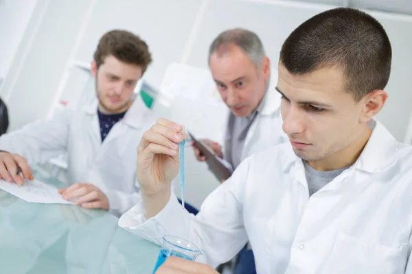 Hommes Chercheurs Laboratoire Médical Scientifique Effectue Des Tests — Photo