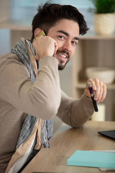 Yakın Plan Sakallı Adamı Telefonda — Stok fotoğraf