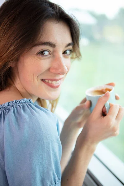 그녀의 커피를 즐기는 — 스톡 사진