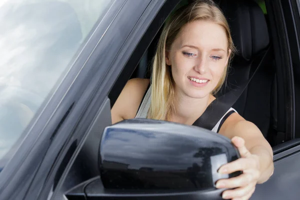 Mooie Jonge Vrouw Aanpassen Van Haar Auto Vleugel Spiegel — Stockfoto