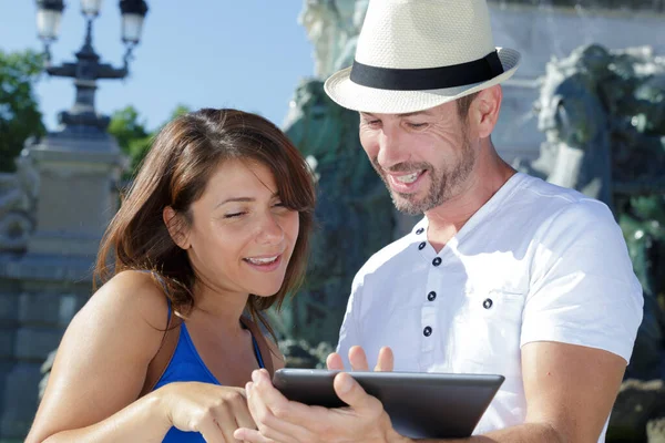 Homem Mulher Com Tablet Computador Livre — Fotografia de Stock