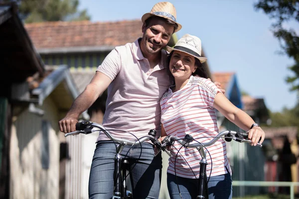 在阳光灿烂的日子里 夫妻二人骑自行车兜风 — 图库照片