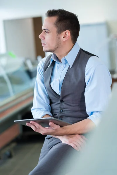 Jeune Homme Souriant Tenant Une Tablette — Photo