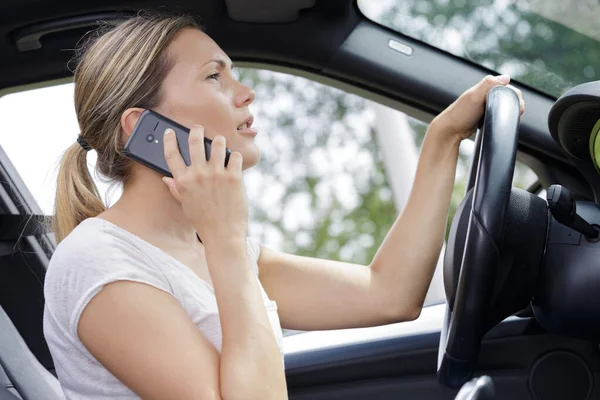 Mulher Falando Telefone Celular Enquanto Dirige Seu Carro — Fotografia de Stock