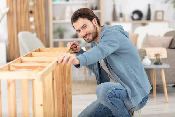 Genç Adam Evde Mobilya Montajı Yapıyor — Stok fotoğraf