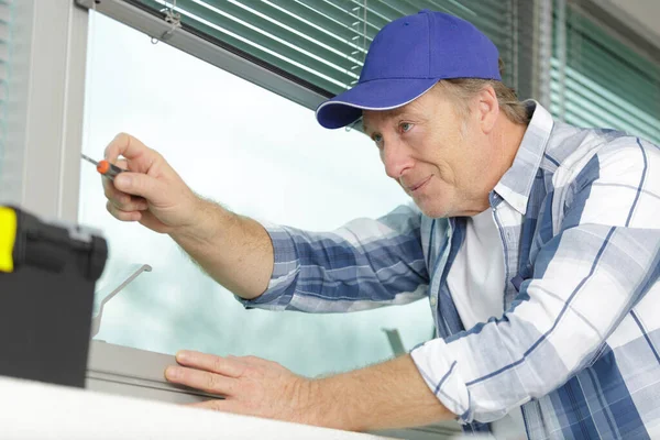 Hombre Haciendo Agujero Con Fin Instalar Una Persiana — Foto de Stock