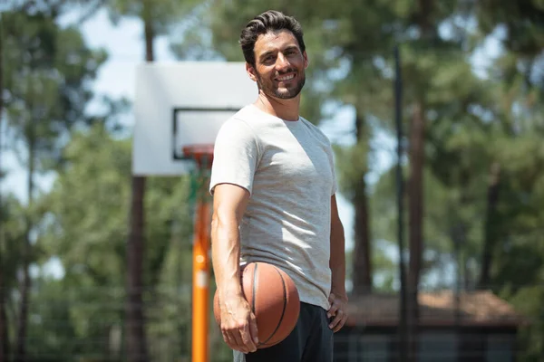 Homem Feliz Está Segurando Uma Bola Basquete — Fotografia de Stock