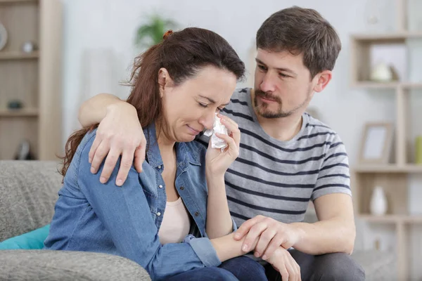 Guy Trying Cheer Her Girlfriend — Stock Photo, Image