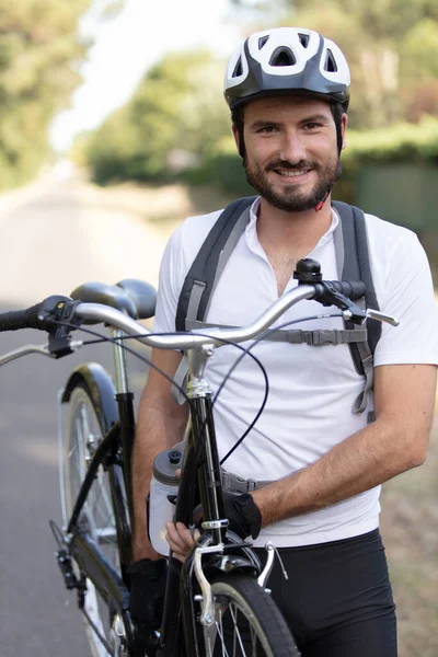 Jovem Capacete Sportswear Sorrindo Carregando Bicicleta — Fotografia de Stock