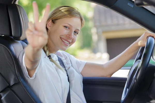 Autofahrerin Zeigt Friedenszeichen — Stockfoto