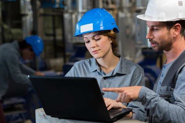 Mannelijke Vrouwelijke Industriële Werknemers Zoek Naar Laptop — Stockfoto