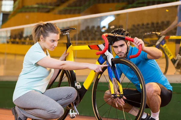 Olhando Para Pneu Bicicleta Durante Competição — Fotografia de Stock