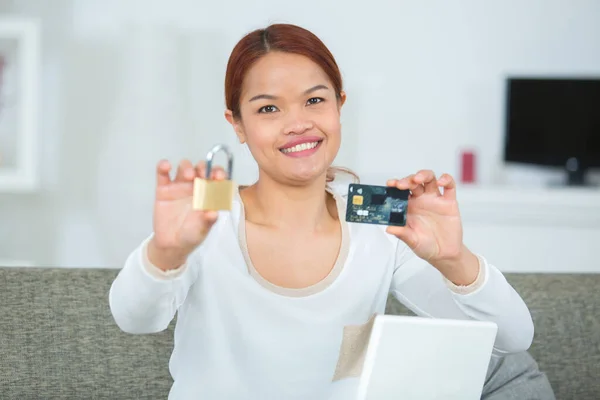 Gelukkig Vrouw Tonen Een Hangslot Credit Card — Stockfoto