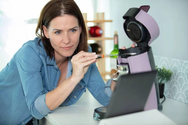 Femme Répare Une Machine Café — Photo