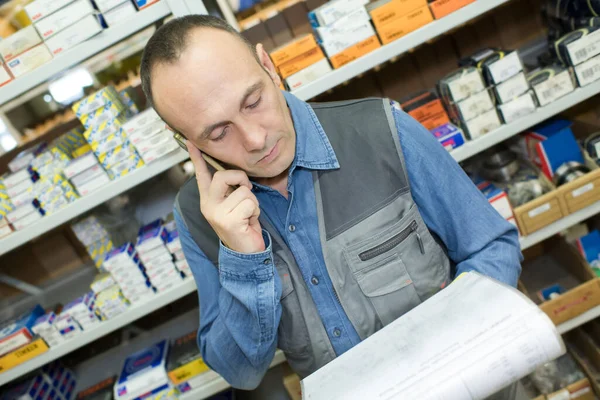 Cliente Aconselhamento Farmacêutico Feminino Positivo Telefone — Fotografia de Stock