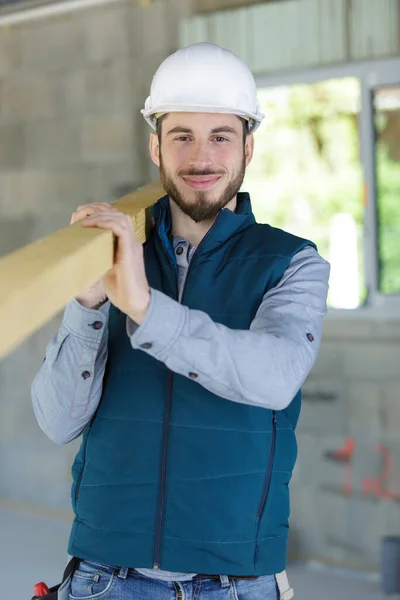 木造の幸せな住宅建築家 — ストック写真